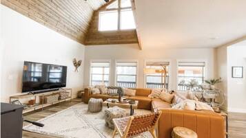 Smart-tv, een open haard, een dvd-speler en tafelvoetbal