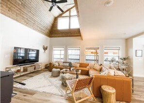 Smart TV, chimenea, reproductor de DVD y futbolito 