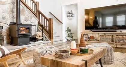 Luxury Cabin near National Parks w/ Hot Tub & Lake