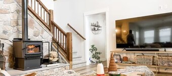 Luxury Cabin near National Parks w/ Hot Tub & Lake