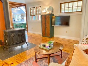 Una televisión, servicios de streaming