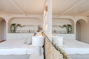 Quarto moderno com cama grande, mesas de cabeceira e estante embutida com plantas.