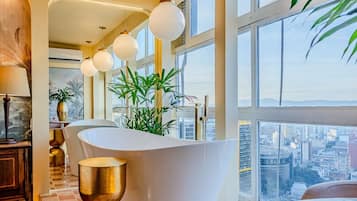 Panorama appartement | Badkamer | Een haardroger, handdoeken, zeep, shampoo