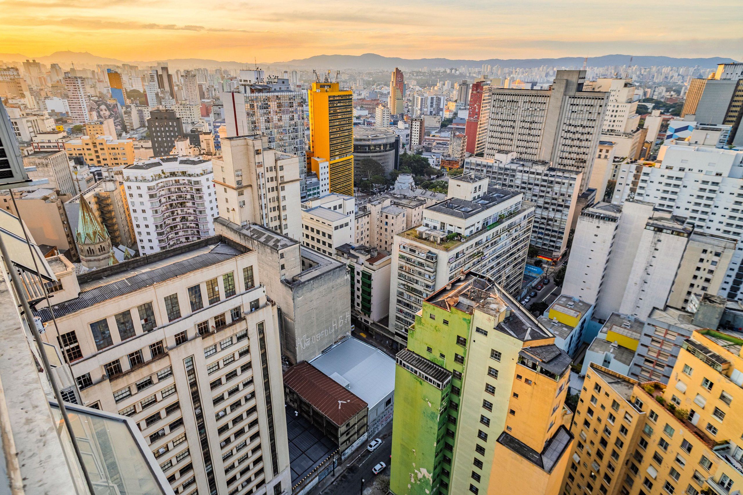 Un horizonte urbano con rascacielos, entre ellos un distintivo rascacielos amarillo.