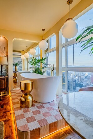 Leilighet – panorama | Bad | Hårføner, håndklær, såpe og sjampo