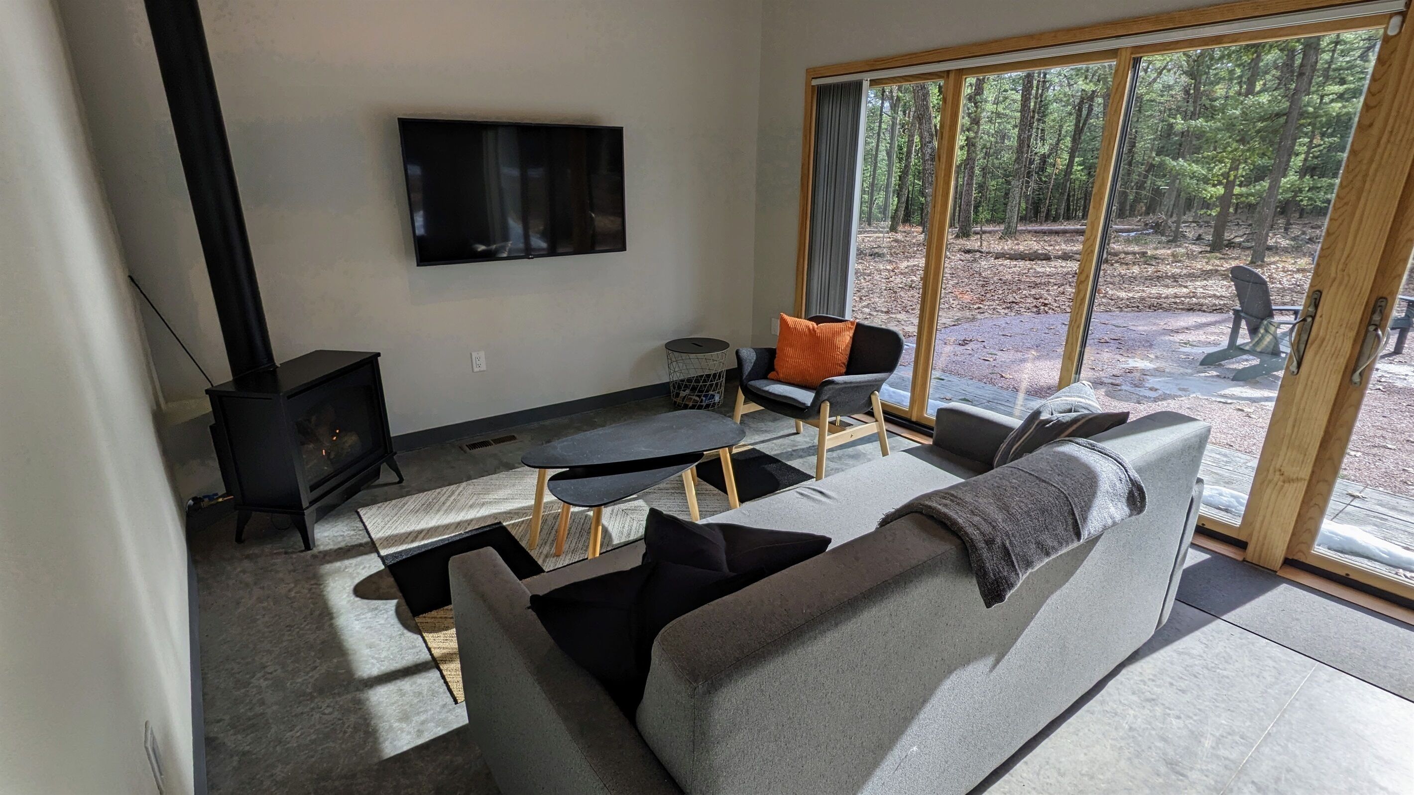 Raccoon Cabin @ Orange Tractor Retreat: a new, modern cabin on 40 private acres