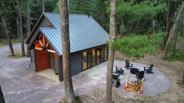 Terrace/patio - Raccoon Cabin @ Orange Tractor Retreat: a new, modern cabin on 40 private acres (Wisconsin Dells)
