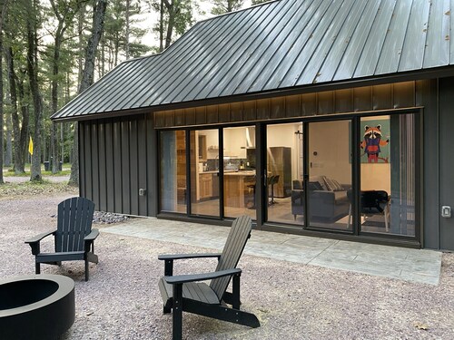 Raccoon Cabin @ Orange Tractor Retreat: a new, modern cabin on 40 private acres