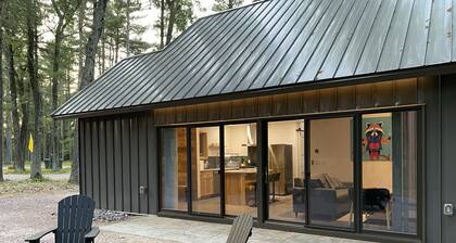 Raccoon Cabin @ Orange Tractor Retreat: a new, modern cabin on 40 private acres