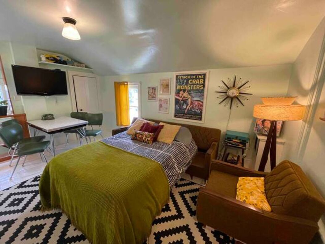 Cool, retro inspired apartment, full of atomic decor! 5 minute walk to the falls