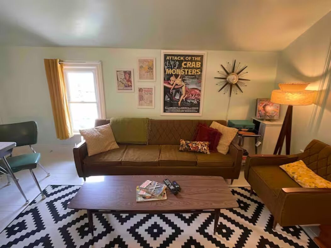 Cool, retro inspired apartment, full of atomic decor! 5 minute walk to the falls