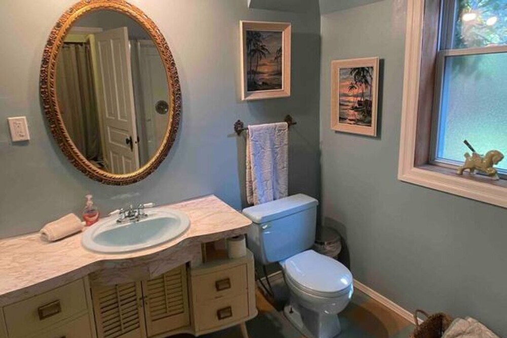 Cool, retro inspired apartment, full of atomic decor! 5 minute walk to the falls