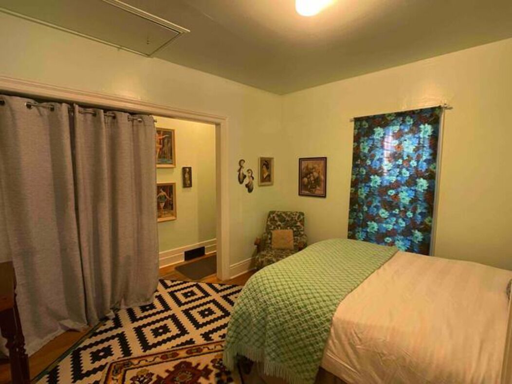 Cool, retro inspired apartment, full of atomic decor! 5 minute walk to the falls