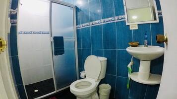 Habitación quíntuple | Kamar mandi | Shower dan handuk