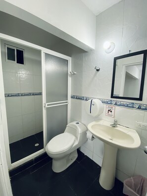 Habitación quíntuple | Bathroom | Shower, towels - Posada Gladys Place (San Andrés)