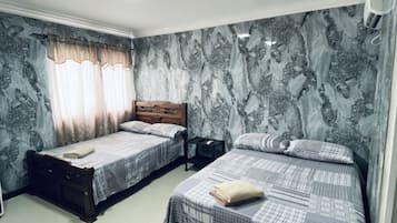 Habitación cuádruple | 2 kamar tidur, minibar, dan seprai linen