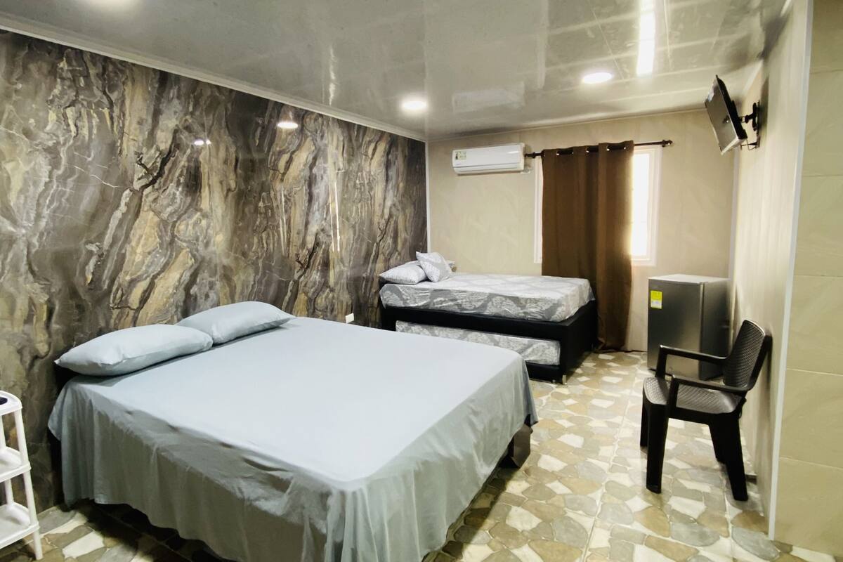 Habitación cuádruple | Minibar, bed sheets