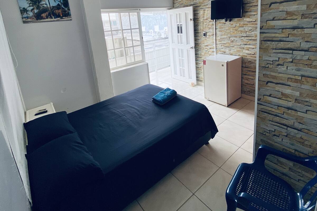 Habitación de pareja | Minibar, bed sheets