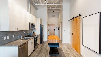 Fridge, oven, stovetop, dishwasher