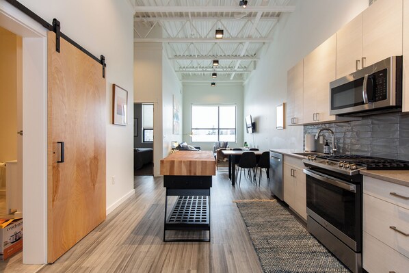 Jääkaappi, uuni, liesi, astianpesukone