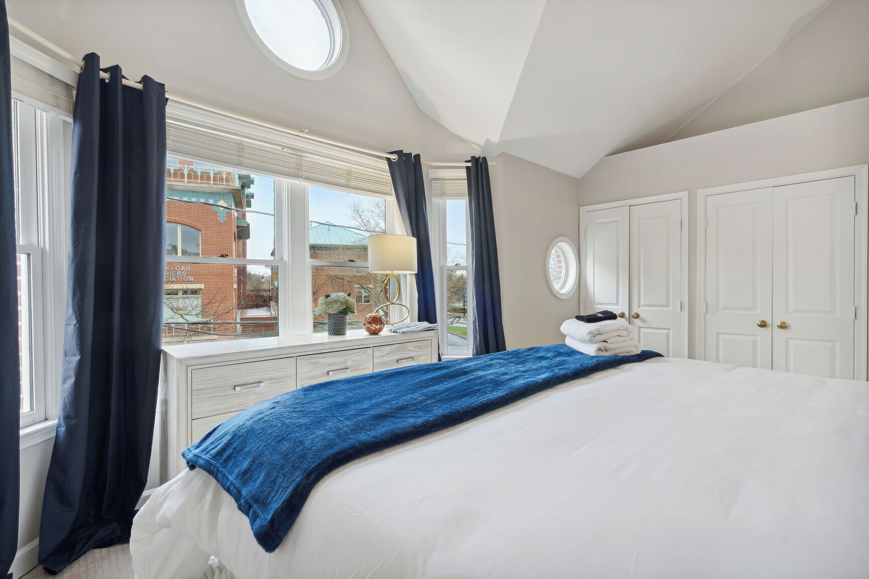 4 soverom, skrivebord, strykejern/-brett og reiseseng for barn