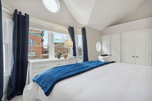 4 soverom, skrivebord, strykejern/-brett og reiseseng for barn