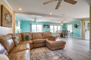 TV, books - Charming Surf City Beach House - Walk to Ocean! (Surf City)