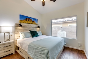 3 bedrooms, desk, iron/ironing board, Internet - Upscale Golfer's Oasis w/ Pool & Spa in Cave Creek (Cave Creek)