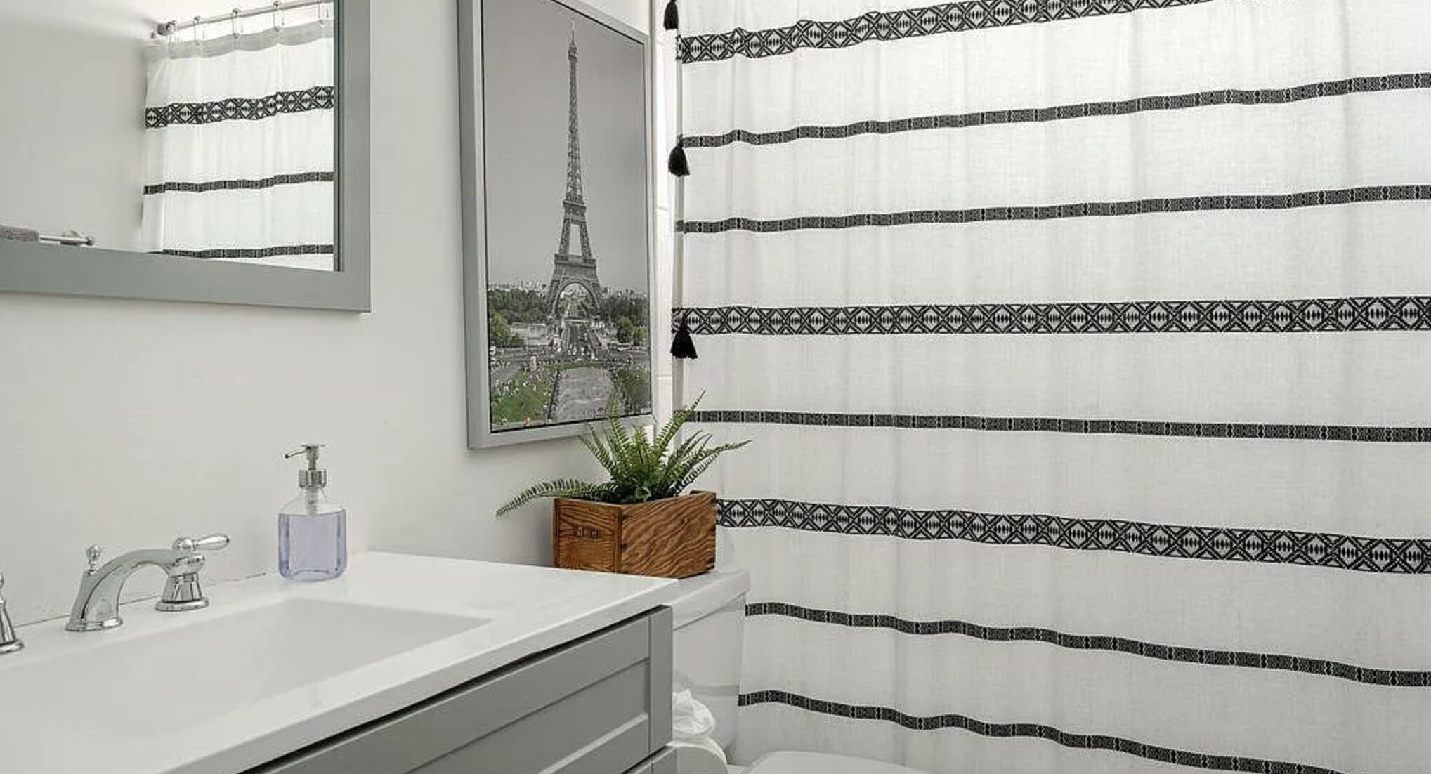 Peaceful Desert Haven w BBQ, Pool, Foosball