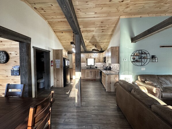 Smart TV, fireplace - 3BR Family Retreat - Relax, Play, Unwind, ENJOY in the Heart of Wisconsin! (Tomahawk)