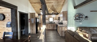 3BR Family Retreat - Relax, Play, Unwind, ENJOY in the Heart of Wisconsin!