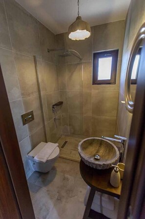 淋浴設備、水療按摩蓮蓬頭、吹風機、毛巾