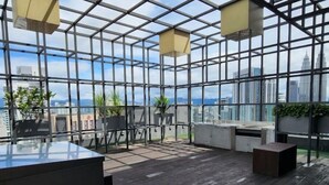 Un espacio de oficina moderno y diáfano, con techos altos y ventanas amplias que ofrecen vistas a la ciudad.