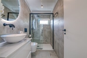 تجهيزات دش، مجففات شعر، مناشف، صابون