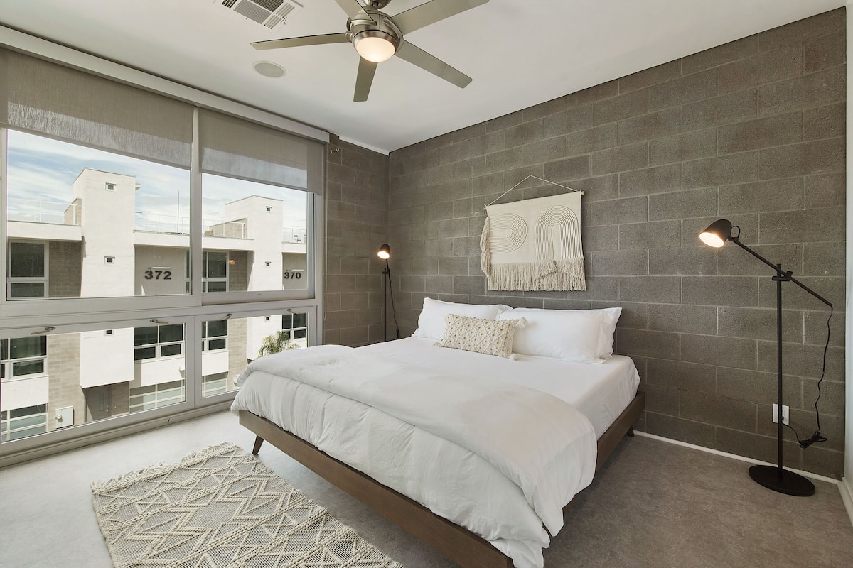 Premium Apartment | 2 bedrooms, iron/ironing board, travel crib, free WiFi