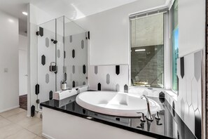 高級公寓 | 浴室 | 免費盥洗用品、吹風機、毛巾、衛生紙