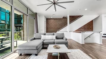 Apartamento superior | Zona de estar | Una televisión de pantalla plana