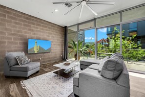 Superior appartement | Woonruimte | Een flatscreentelevisie