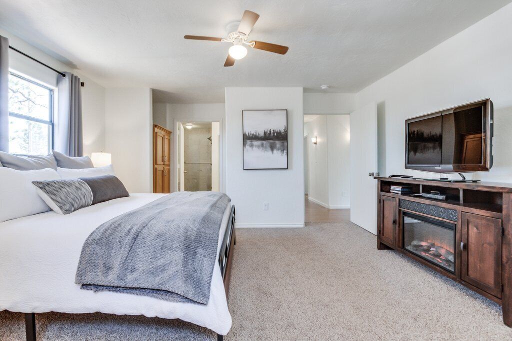 Modern Cabin on 20 private acres... just off Route 66.