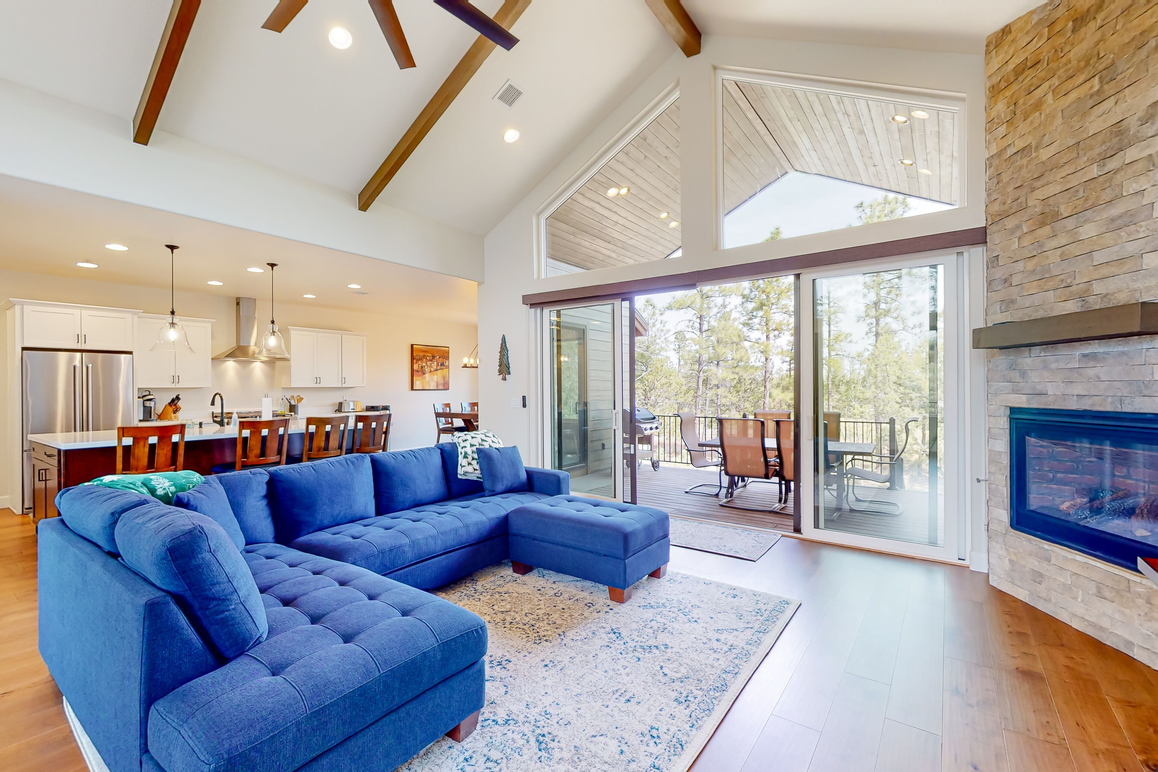 Snowbird-friendly cabin with balcony, lanai, and W/D - near golf and skiing