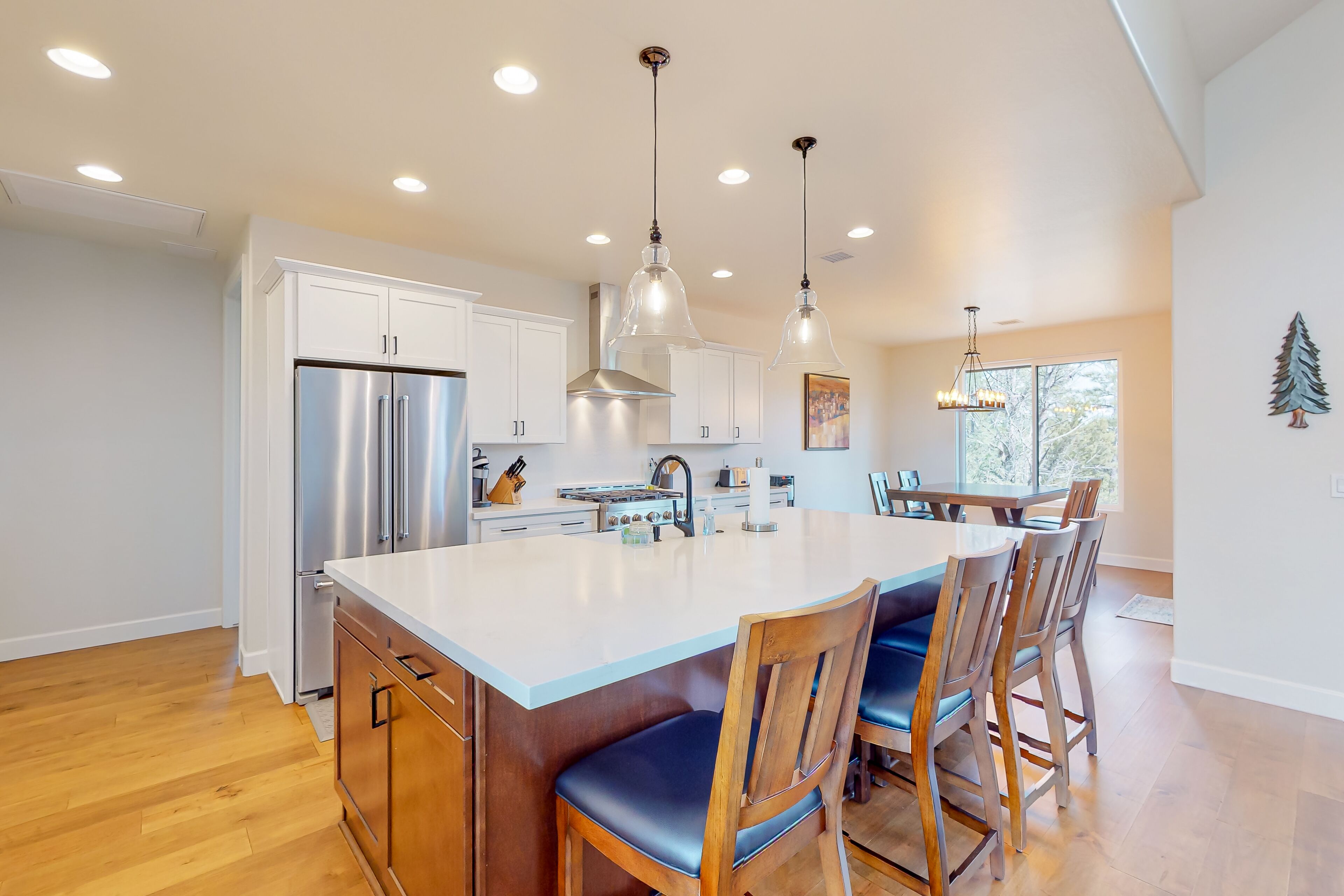 Snowbird-friendly cabin with balcony, lanai, and W/D - near golf and skiing