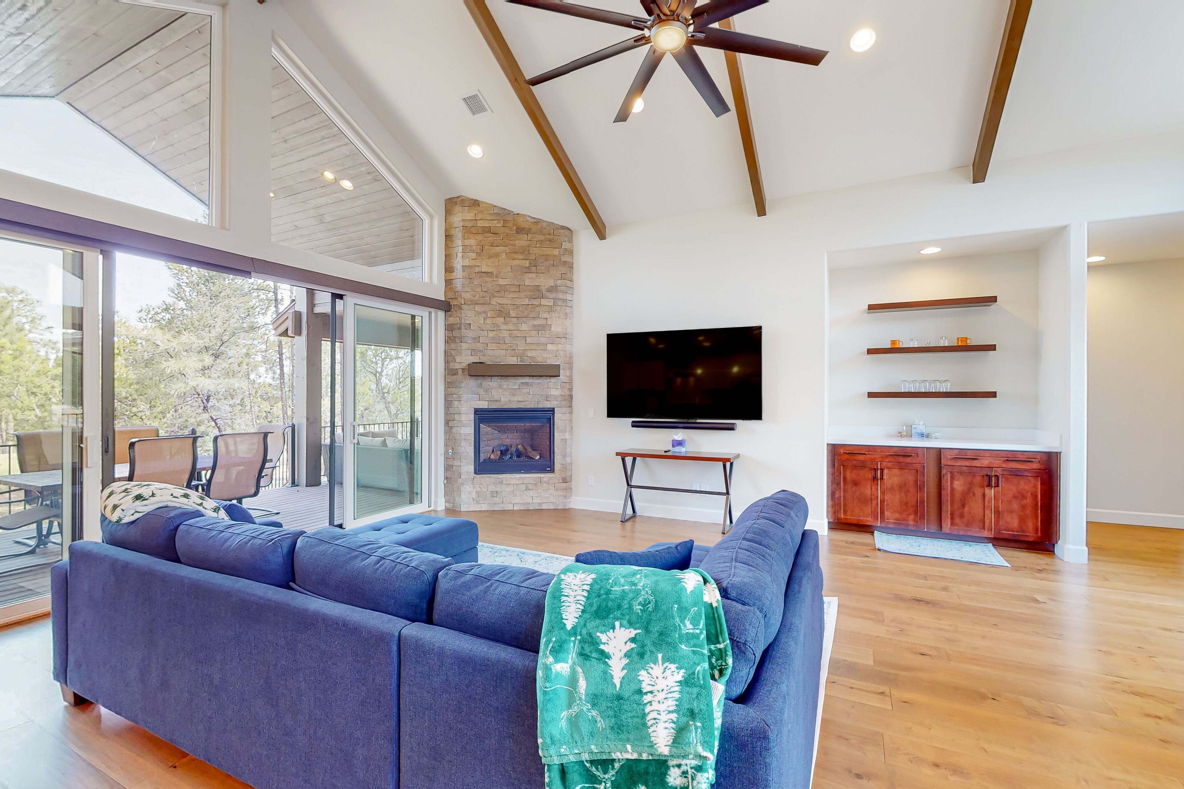 Snowbird-friendly cabin with balcony, lanai, and W/D - near golf and skiing