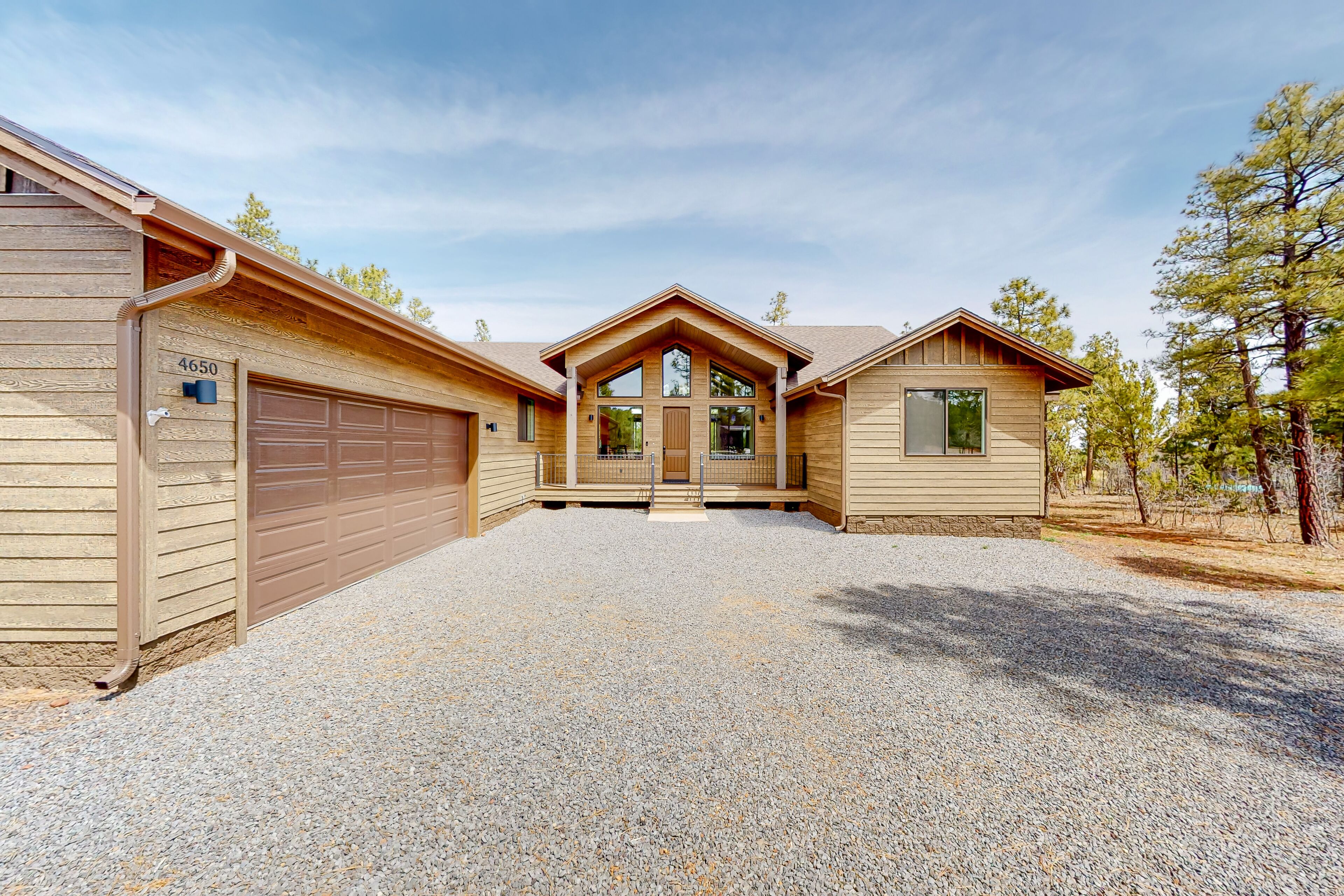 Fantastic cabin with balcony, lanai, and W/D - near golf and skiing
