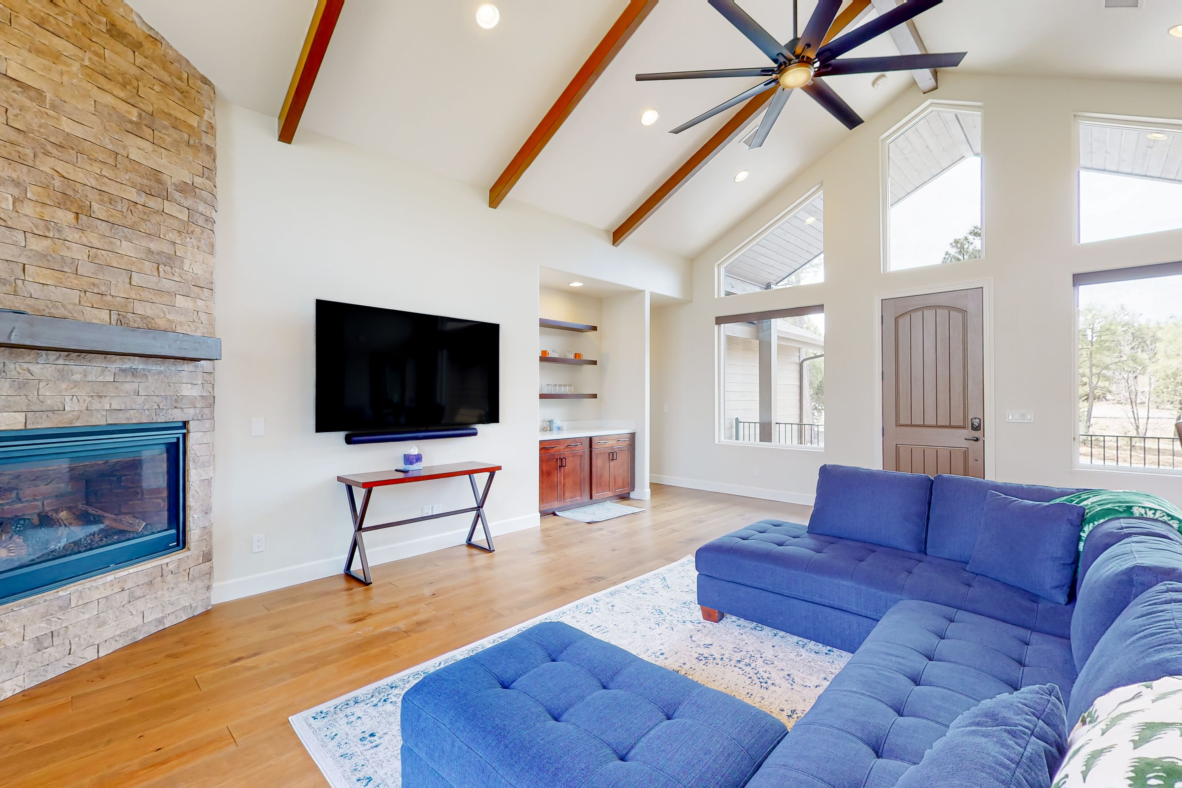 Snowbird-friendly cabin with balcony, lanai, and W/D - near golf and skiing