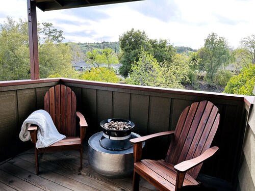 Sweet King Retreat in Downtown Los Olivos