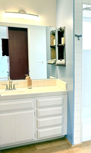 Haartrockner, Handtücher, Seife, Shampoo