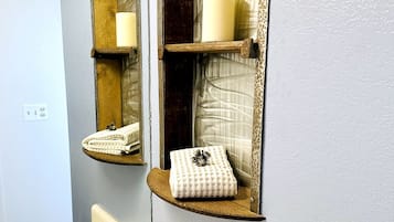 Haartrockner, Handtücher, Seife, Shampoo