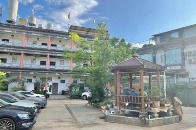 Xiaolazhe Business Hotel