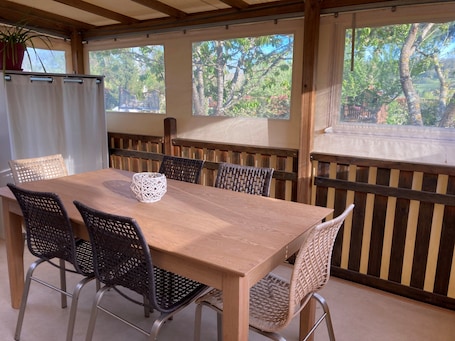 Dining. At the gateway to the Perigord and Lot regions, mobile home in a rural setting