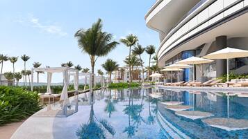 Una piscina al aire libre, camas de piscina gratis, sombrillas